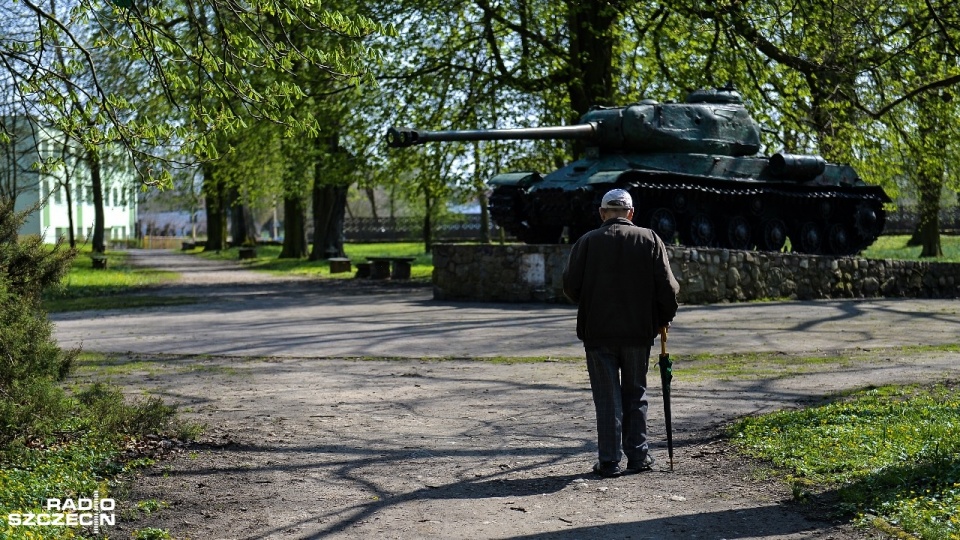 Kołobrzeskie Muzeum Oręża Polskiego zaproponowało władzom miasta przejęcie czołgu stojącego koło tamtejszego cmentarza. Fot. Łukasz Szełemej [Radio Szczecin]