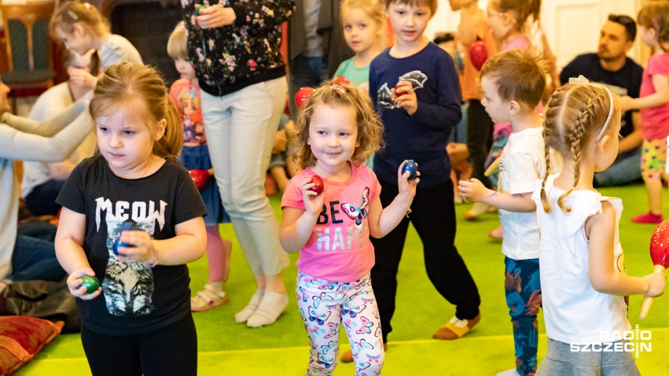 Dzieci tańczą, uczą się rytmów, poznają dźwięki - mówi Martyna Rau, muzykoterapeutka prowadząca warsztaty. Fot. Robert Stachnik [Radio Szczecin]