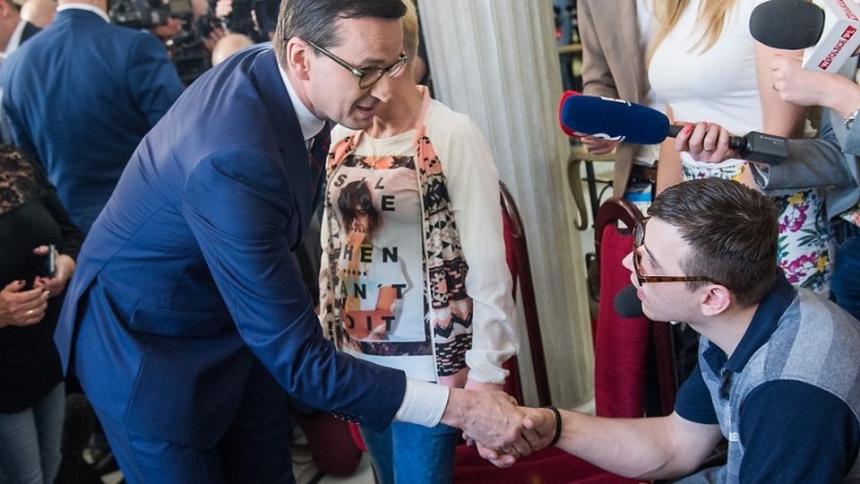 Premier Mateusz Morawiecki stwierdził, że szczegóły dotyczące nowych rozwiązań w sprawie opiekunów osób niepełnosprawnych mają być podane do połowy maja. Fot. W. Kompała / KPRM