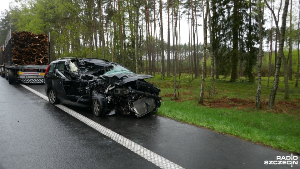 Samochód osobowy najechał na tył ciężarówki na drodze S3. Fot. Maciej Papke [Radio Szczecin]