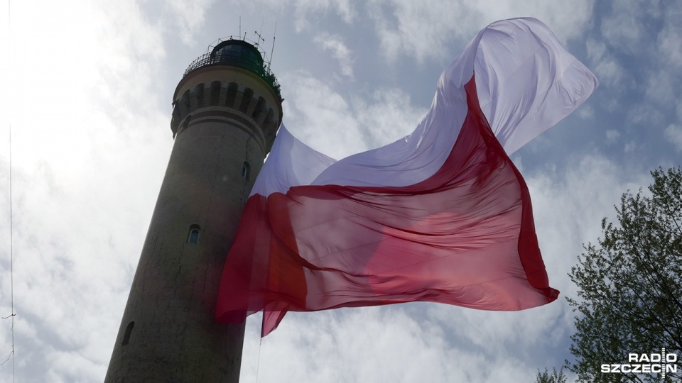 Flaga została wciągnięta na świnoujską latarnię morską już po raz piąty. Fot. Maciej Papke [Radio Szczecin]