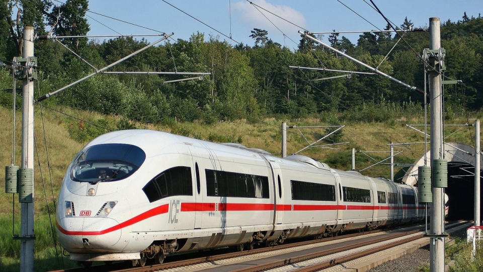 Uczestniczący w wypadku pociąg pasażerski obsługiwał regionalne połączenie Ingolstadt - Augsburg. Przyczyny zderzenia nie są na razie znane. źródło: https://pl.wikipedia.org/wiki/Deutsche_Bahn