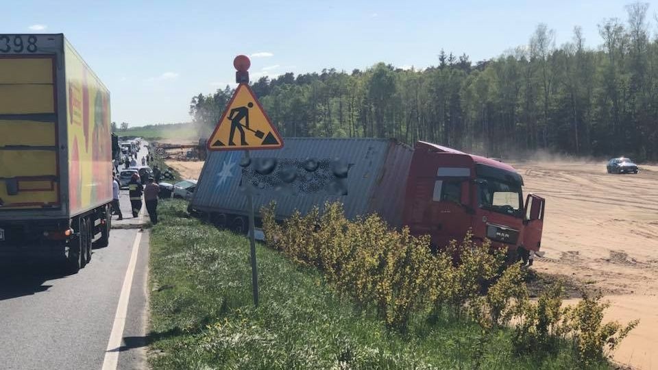W okolicach miejscowości Potuliniec zderzyły się dwa samochody osobowe i ciężarówka. Fot. Karol Siepka. Facebook/Grupa Susza!Szczecin