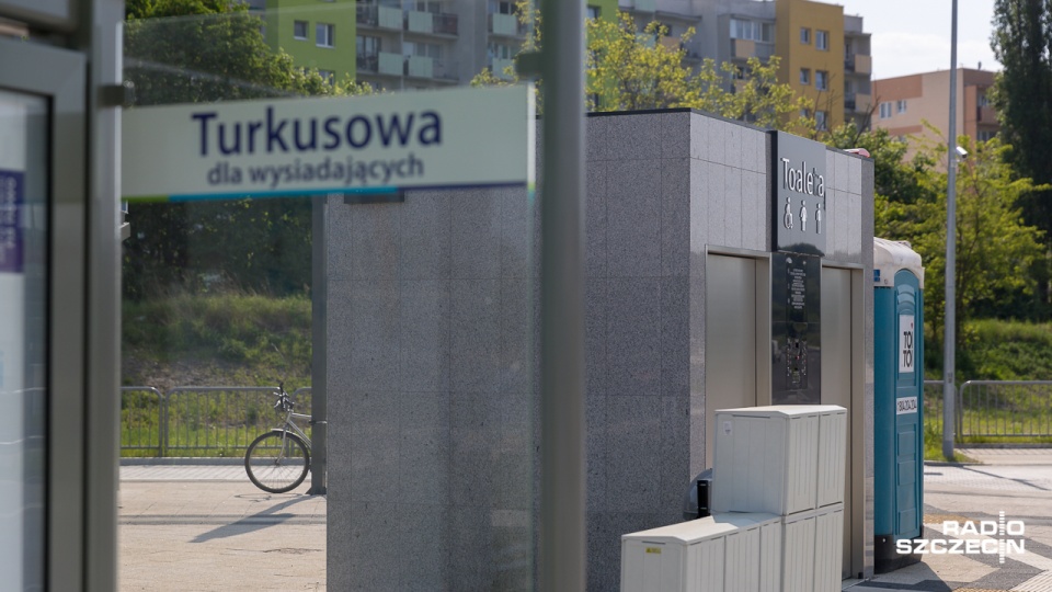 Obok toalety wybudowanej przez miasto ZUK postawił dwie toalety przenośne. Fot. Robert Stachnik [Radio Szczecin]