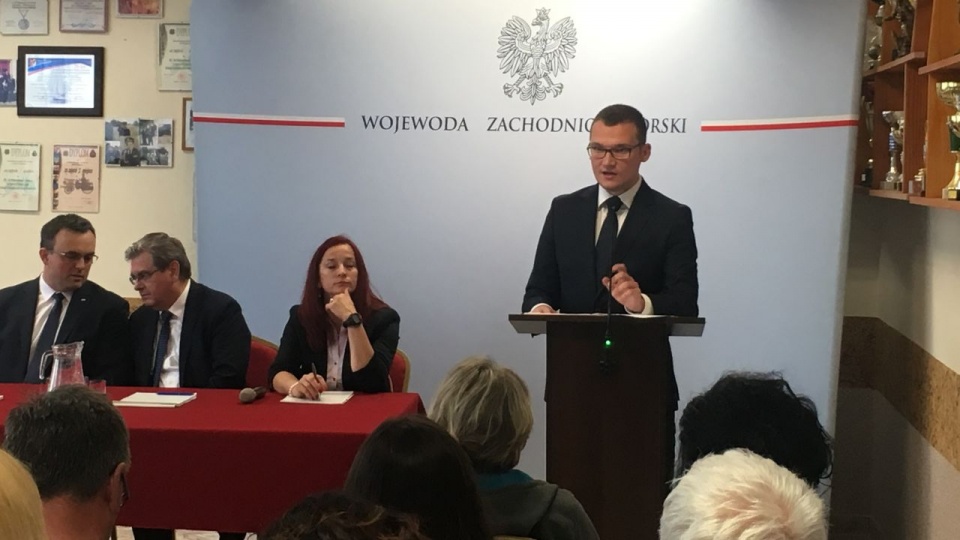 Paweł Szefernaker tłumaczył, że od pierwszego stycznia tereny Ostrowic mają być włączone do jednej lub dwóch sąsiednich gmin, czyli Drawska Pomorskiego i Złocieńca. Fot. Dawid Siwek (Radio Szczecin)