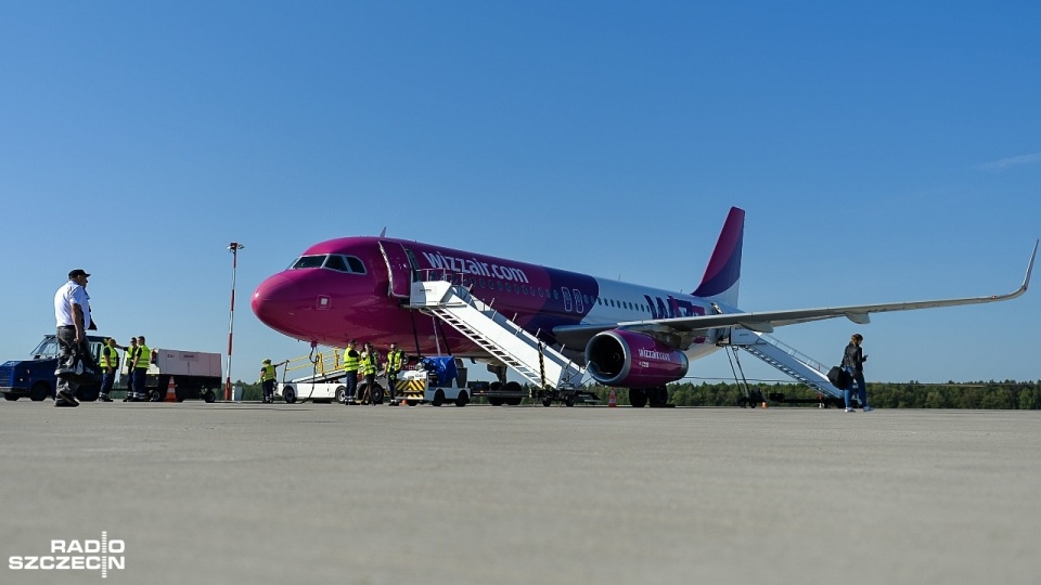 W poniedziałek kilka minut przed godziną 8 na lotnisku w Goleniowie wylądował pierwszy samolot ze Sztokholmu. Fot. Łukasz Szełemej [Radio Szczecin]