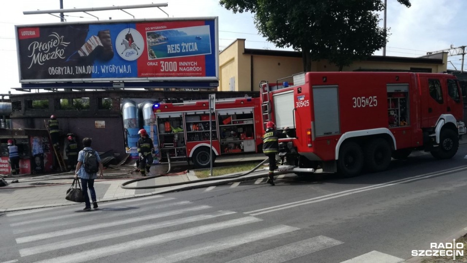 Nieczynny kiosk palił się przy rondzie obok szczecińskiego dworca PKP. Fot. Michał Król [Radio Szczecin]