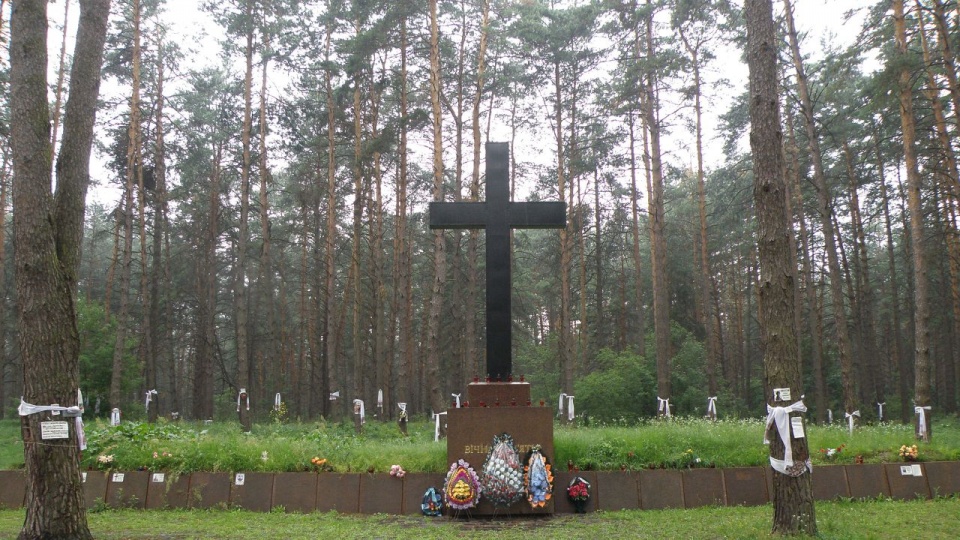 W Bykowni spoczywa ponad 3400 polskich ofiar z listy katyńskiej, a także kilkadziesiąt tysięcy ofiar stalinowskich czystek z lat 30. ubiegłego wieku. źródło: pl.wikipedia.org/wiki/Bykownia