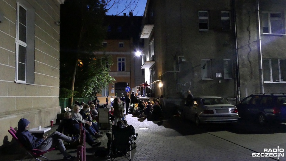 Przez całą noc koczowali przed siedzibą szczecińskiego ZBiLK-u, by złożyć wniosek o mieszkanie. Fot. Maciej Papke [Radio Szczecin]
