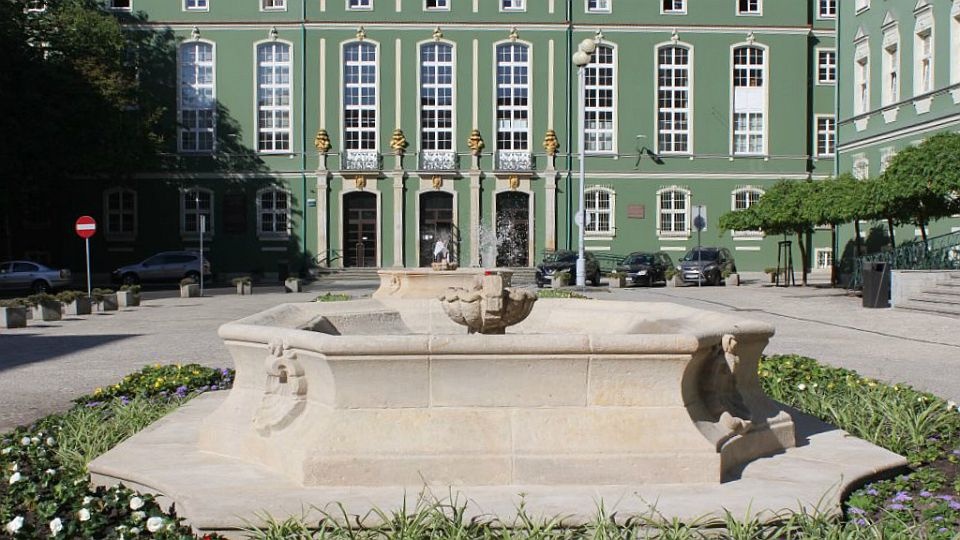 Zakończyły się prace konserwatorskie dwóch fontann stojących przed Urzędem Miasta w Szczecinie. Fot. UM Szczecin