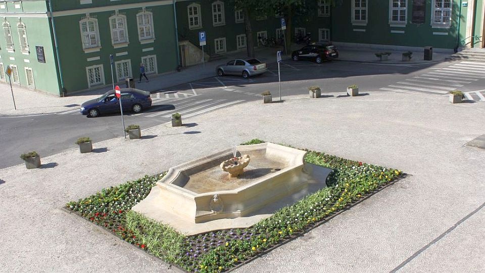 Zakończyły się prace konserwatorskie dwóch fontann stojących przed Urzędem Miasta w Szczecinie. Fot. UM Szczecin