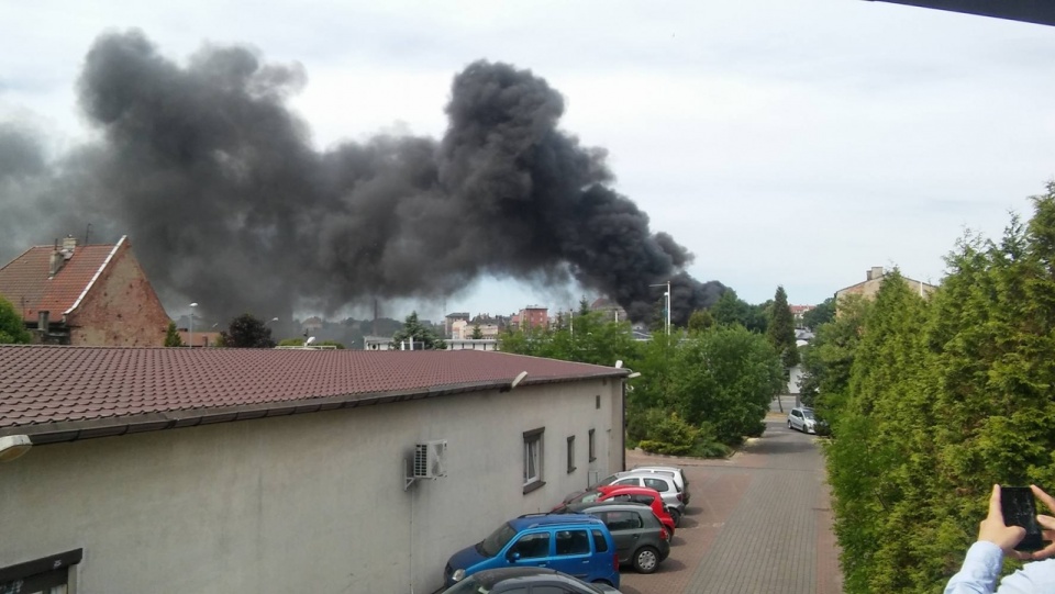 Trzy autobusy spłonęły, a dwa są nadpalone. To bilans pożaru w bazie PKS przy ulicy Heyki w Szczecinie. Fot. Robert Madeła