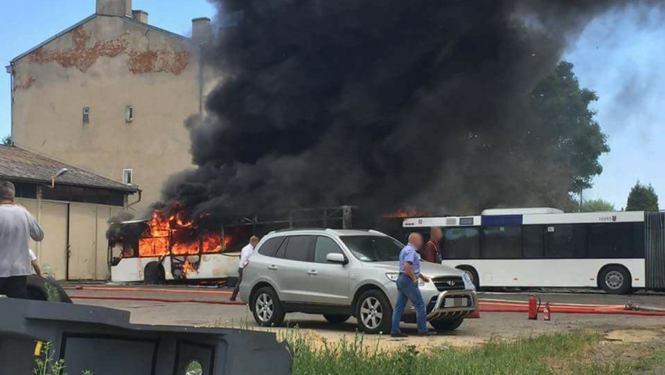 Trzy autobusy spłonęły, a dwa są nadpalone. To bilans pożaru w bazie PKS przy ulicy Heyki w Szczecinie. Fot. Robert Kopacz