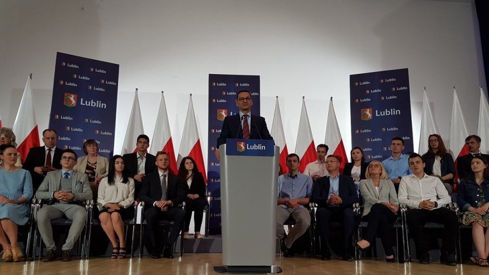 Polska ma nie być Polską uprzywilejowanych, musi być dla wszystkich - powiedział na spotkaniu z mieszkańcami Lublina premier Mateusz Morawiecki. Fot. twitter.com/PremierRP