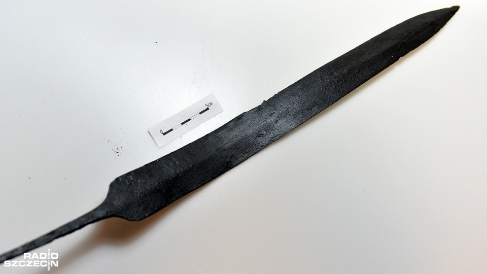 Miecz gladius znaleziony w Czelinie. Fot. Łukasz Szełemej [Radio Szczecin]