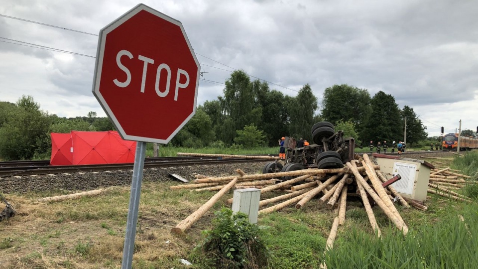 Wypadek w Radziszewie. Ciężarówka przewożąca drewno zderzyła się z pociągiem. Fot. Robert Stachnik [Radio Szczecin]
