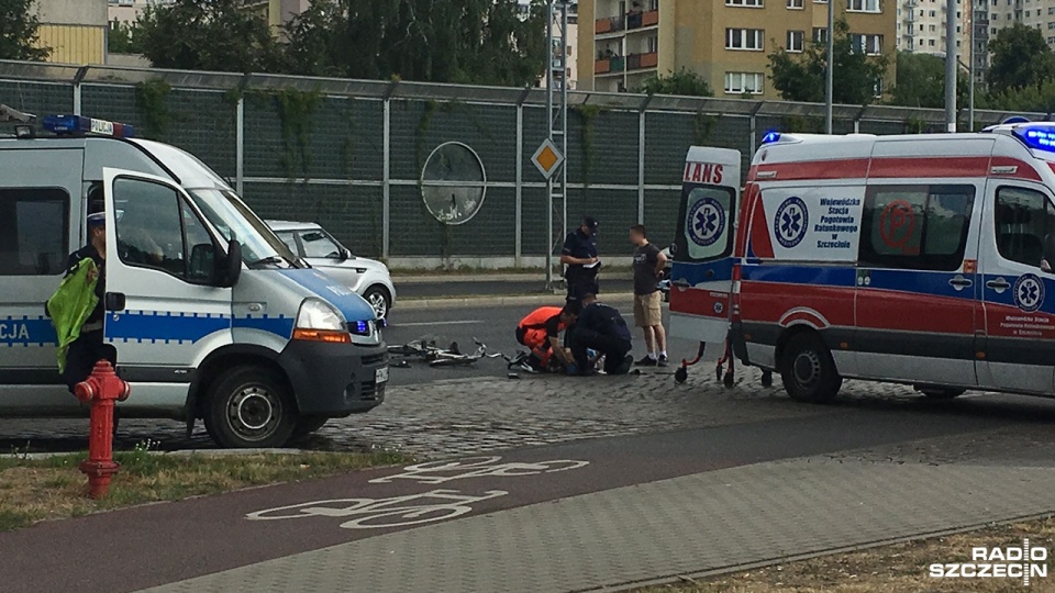 Samochód osobowy potrącił rowerzystę na ulicy Wszystkich Świętych w Szczecinie. Fot. Konrad Wojtyła [Radio Szczecin]