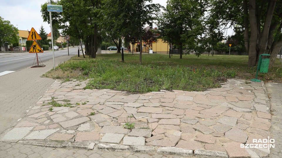 Pomnika przy skrzyżowaniu ulic Pokoju z Nehringa w Szczecinie już nie ma, został jednak przystanek. Fot. Robert Stachnik [Radio Szczecin]