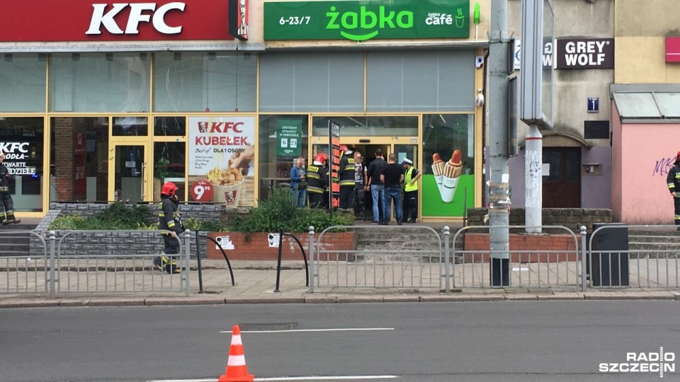 Funkcjonariusze zatrzymali w sklepie na placu Rodła awanturującego się mężczyznę. Fot. Radosław Jaczmiński [Radio Szczecin]