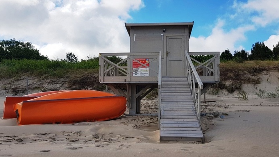 Nowa wieża ratownicza, przypominające te znane z amerykańskiego serialu "Słoneczny patrol", stanęła na plaży w Dziwnowie. Fot. www.dziwnow.pl
