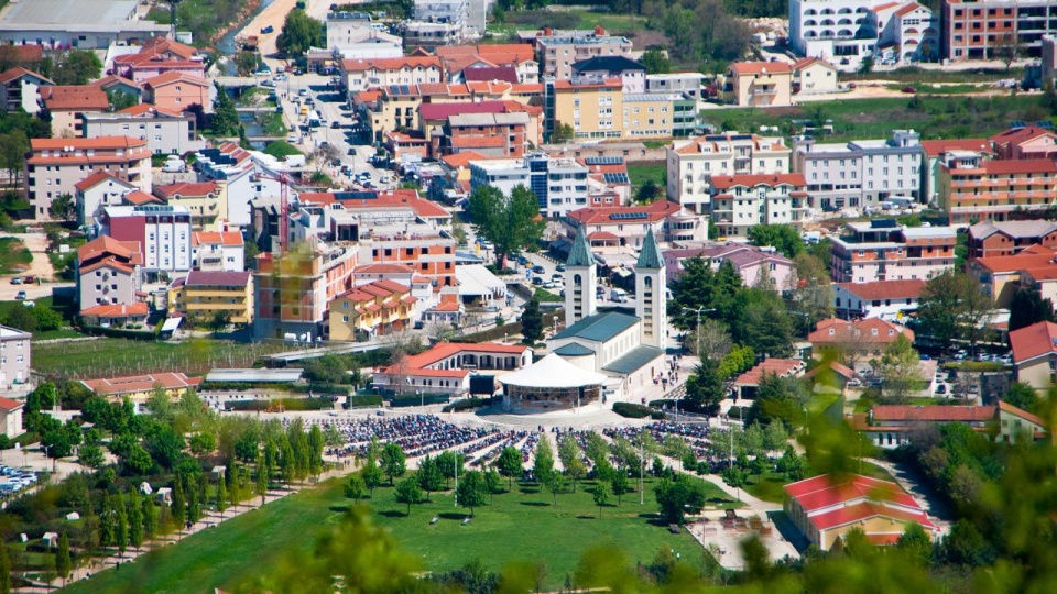 Widok na Međugorje (na pierwszym planie kościół pw. św. Jakuba) źródło: https://pl.wikipedia.org/wiki/Medziugorie