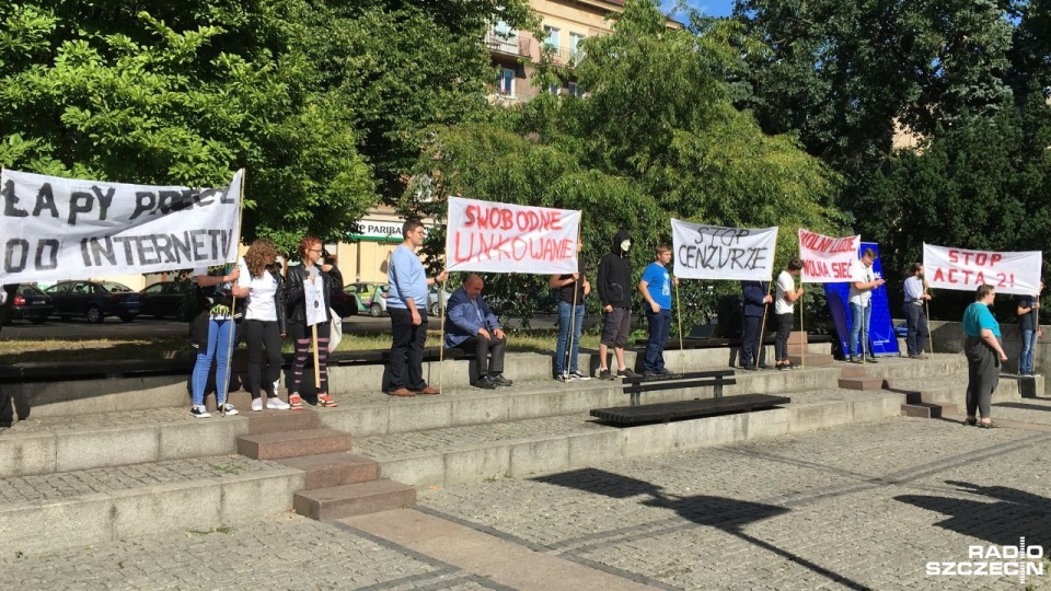 Protest przeciwko ACTA 2 na Placu Lotników w Szczecinie. Fot. Tobiasz Madejski [Radio Szczecin]