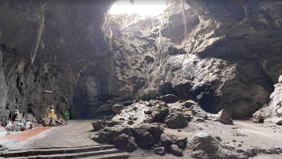 Tajlandzkie media piszą w poniedziałek o cudzie w Tham Luang, gdzie znajduje się kompleks jaskiń. Po 10 dniach płetwonurkom udało się przedostać przez zalane korytarze do komory, gdzie schronienie znalazło 13 osób. źródło: www.google.com/maps/place/Tham+K