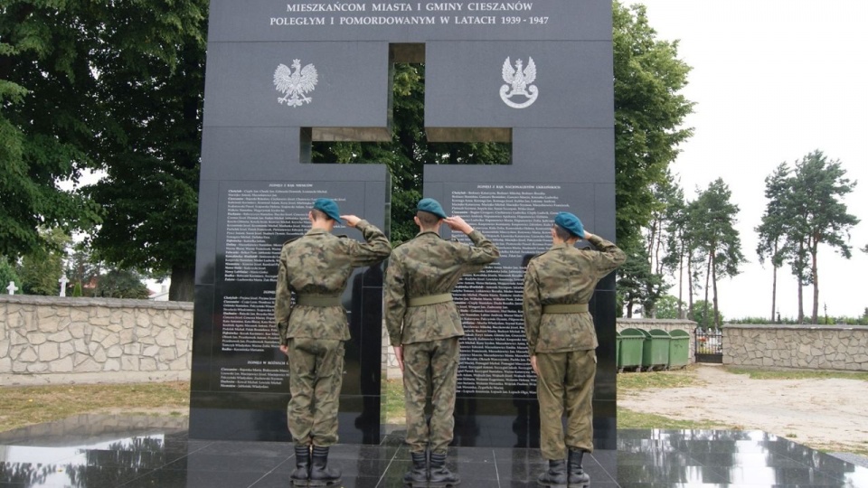 Strzelcy oddają hołd pomordowanym pod pomnikiem w Cieszanowie. źródło: rzeszow.ipn.gov.pl Fot. Tomasz Róg.