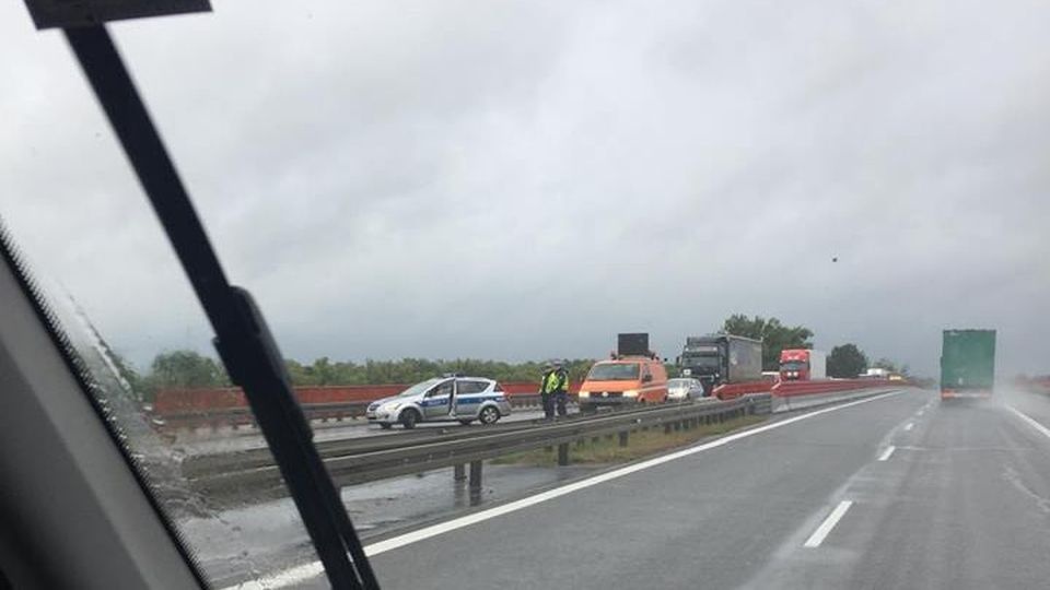 Na moście w pobliżu Siadła Dolnego dwa auta osobowe uderzyły w barierę energochłonną. źródło: Facebook/Grupa Susza!Szczecin/Mateusz Mati