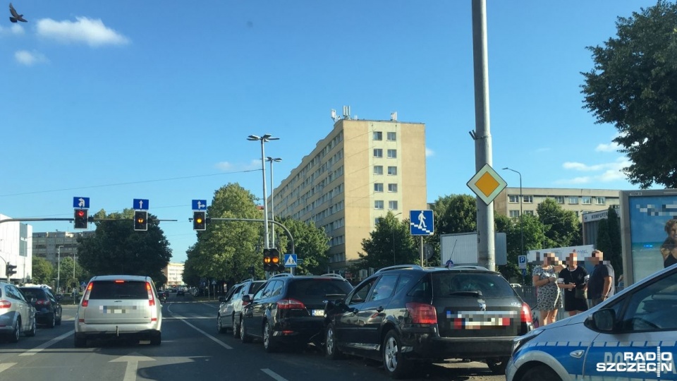 Cztery samochody osobowe zderzyły się na al. Wyzwolenia w Szczecinie. Po badaniu okazało się, że sprawca zdarzenia był nietrzeźwy. Fot. Sylwia Polachowska [Radio Szczecin]