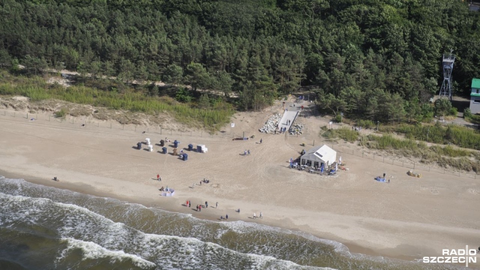 W niektórych miejscach plaża ma nawet 200 metrów szerokości, z czego cieszą się turyści. Fot. Marek Borowiec [Radio Szczecin]