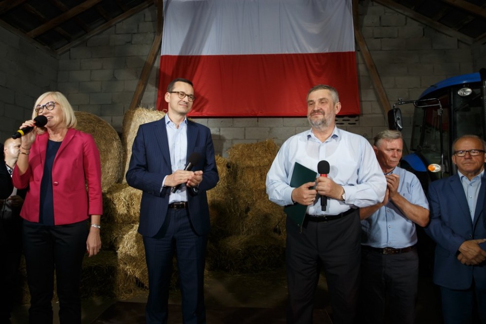 Premier Mateusz Morawiecki powiedział podczas spotkania z mieszkańcami Głogowa (województwo kujawsko-pomorskie), że rząd przedstawi program o nazwie "Plan dla wsi". Fot. twitter.com/MRiRW_GOV_PL