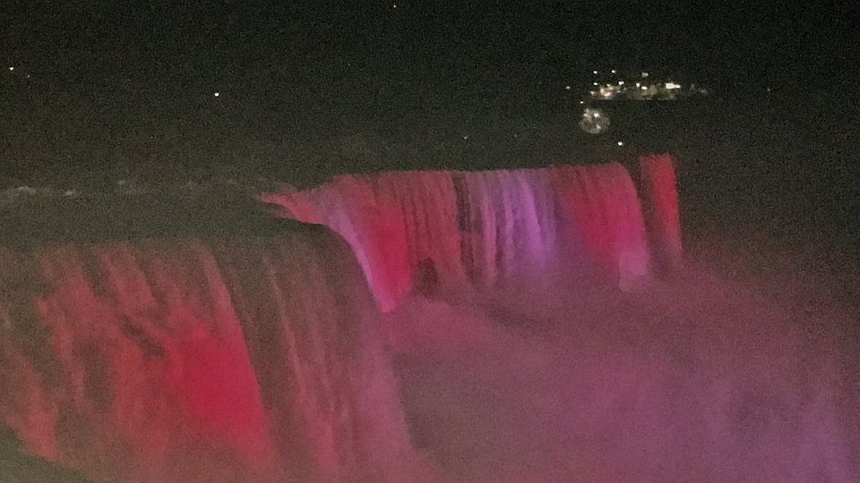 Położony niedaleko Buffalo wodospad Niagara został podświetlony na biało-czerwono. Fot. twitter.com/Anna_M_Anders