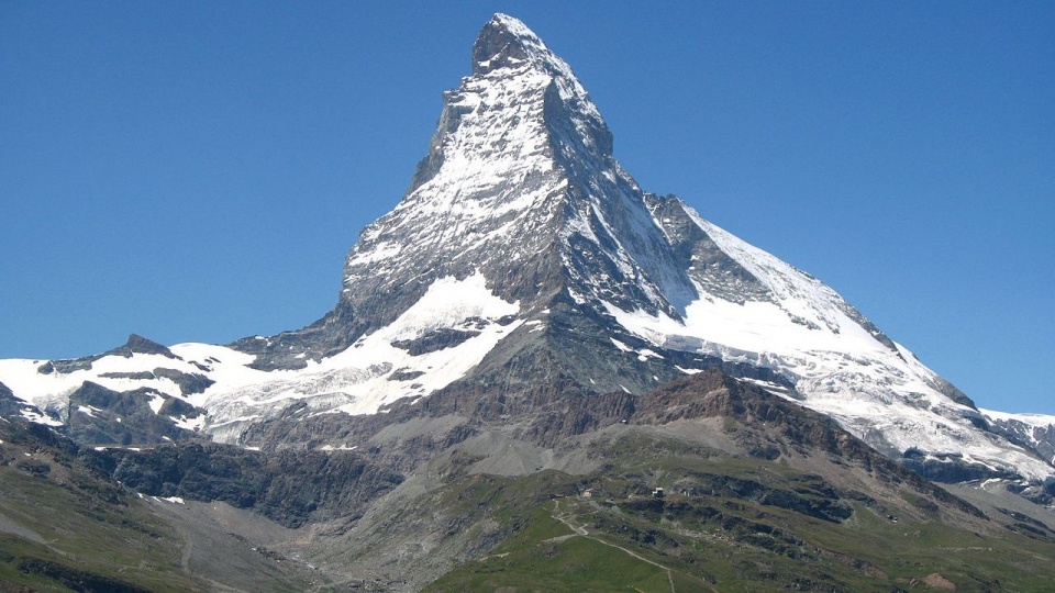 35-letni mężczyzna, urzędnik Ministerstwa Finansów w Paryżu wyruszył w marcu 1954 roku na wyprawę w góry, w rejonie Cervini, ośrodka narciarskiego leżącego w malowniczej Dolinie Aosty, nad którym króluje jeden z mitycznych alpejskich szczytów - Matterhorn