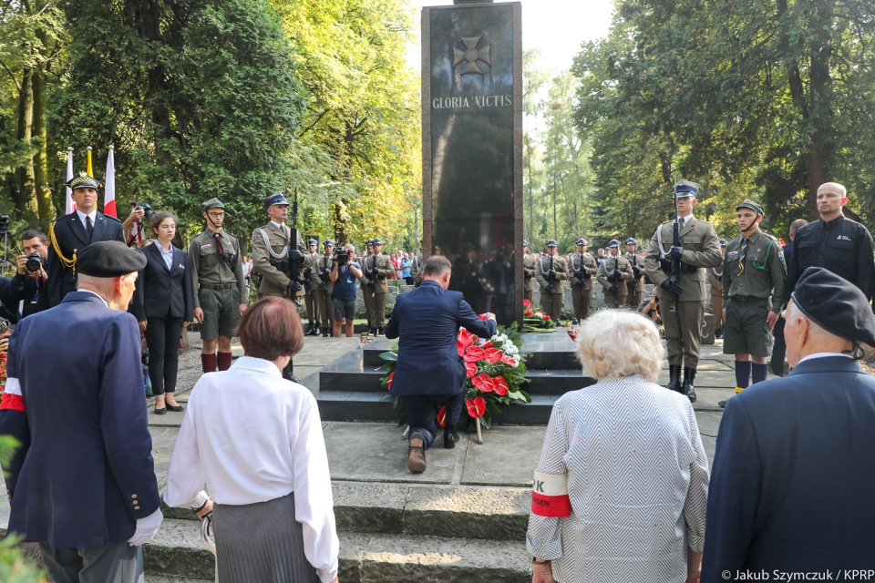 Uroczystość przy pomniku Gloria Victis. Fot. Jakub Szymczuk/KPRP, źródło: www.prezydent.pl