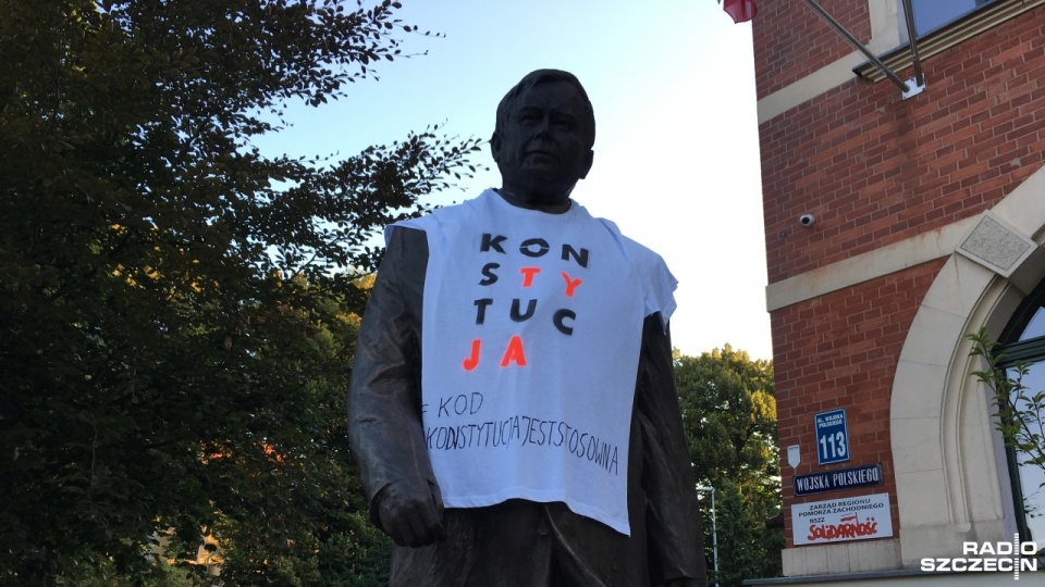 Kolejny raz nieznani sprawcy założyli koszulkę na pomnik prezydenta Lecha Kaczyńskiego w Szczecinie. Fot. Tobiasz Madejski [Radio Szczecin]