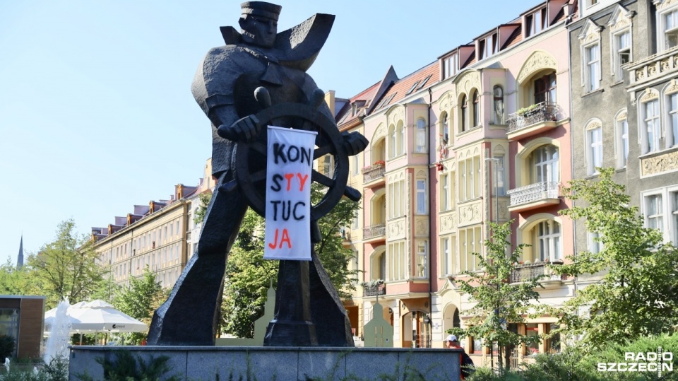 Duży, biały baner z napisem "Konstytucja" został też przyczepiony do pomnika Marynarza przy placu Grunwaldzkim w Szczecinie. Fot. Robert Stachnik [Radio Szczecin]
