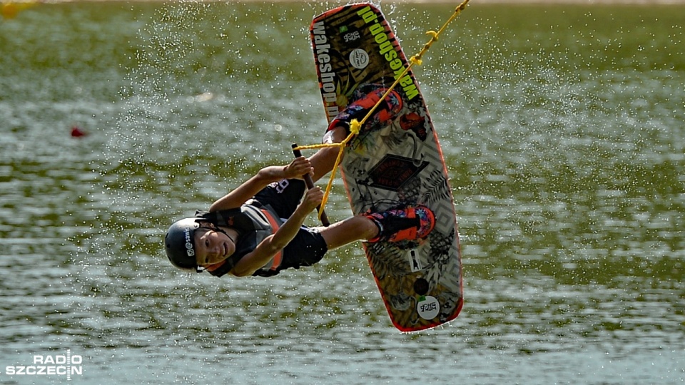 Kilkadziesiąt osób bierze udział w ogólnopolskich zawodach w wakeboardingu na jeziorze Głębokie w Szczecinie. Fot. Łukasz Szełemej [Radio Szczecin]