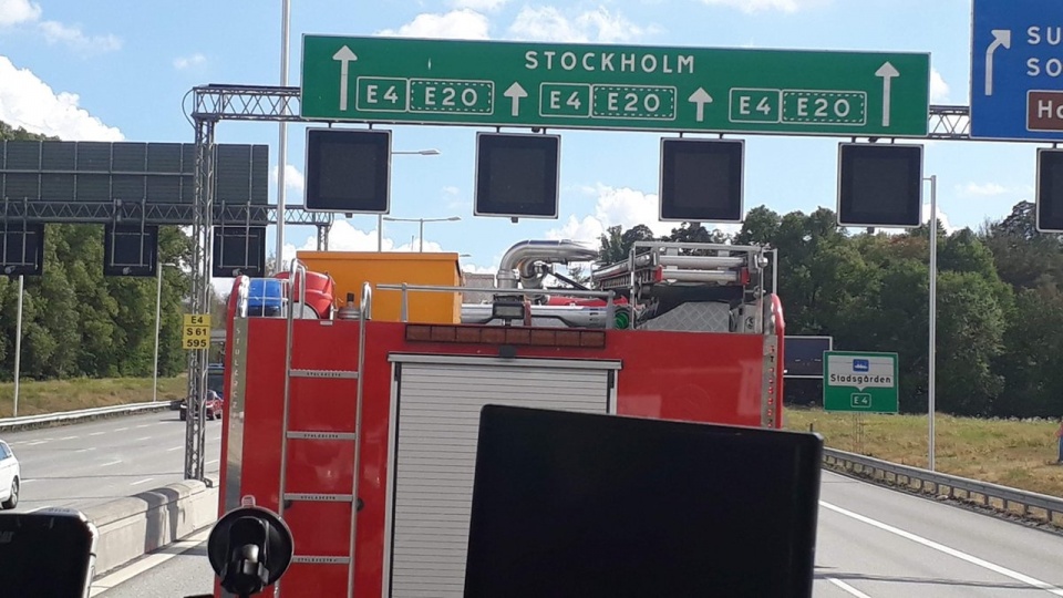 Polscy strażacy, którzy w sobotę zakończyli akcję gaśniczą w Szwecji, są w drodze do portu w Trelleborgu. Fot. KGPSP, źródło: www.twitter.com/KGPSP