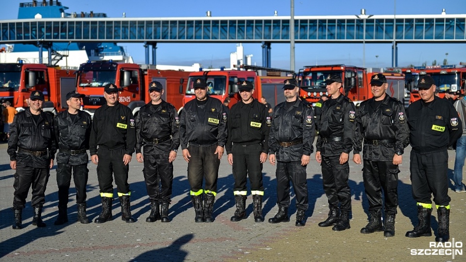 Strażacy udają się do swoich domów na zasłużony odpoczynek. Ich misja w Szwecji trwała dwa tygodnie. Walczyli z ogniem w trzech strefach w środkowej części kraju. Fot. Łukasz Szełemej [Radio Szczecin]