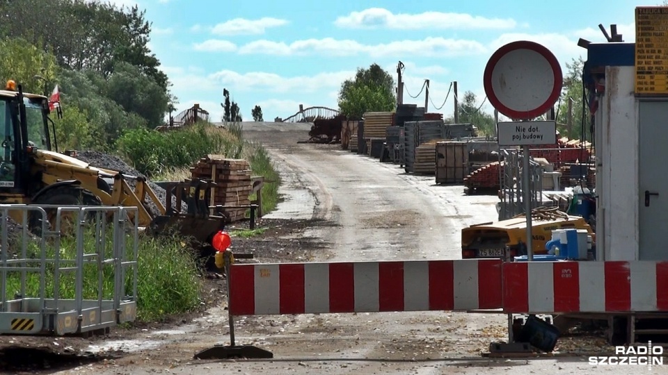 Remont wiaduktu kolejowego przy ulicy Kuźnickiej w Policach nie zakończy się w połowie sierpnia. Fot. Adam Wosik [Radio Szczecin]