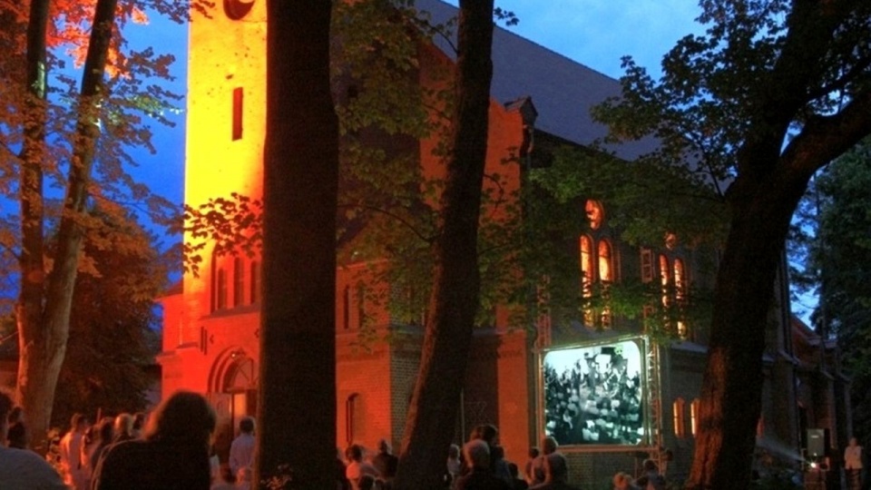 Kościół w Trzęsaczu podczas koncertu w nocy. źródło: http://sacrumnonprofanum.eu/