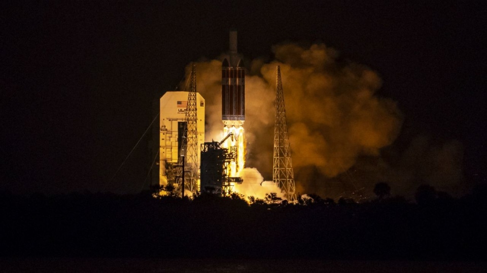 NASA wystrzeliła sondę na pokładzie rakiety Delta IV Heavy w historyczną misję. Statek, który kosztował 1,5 miliarda dolarów na zbadać tajemnice burz słonecznych. źródło: https://www.nasa.gov/sites/default/files/thumbnails/image/psplaunch-horizontal_0.jpg