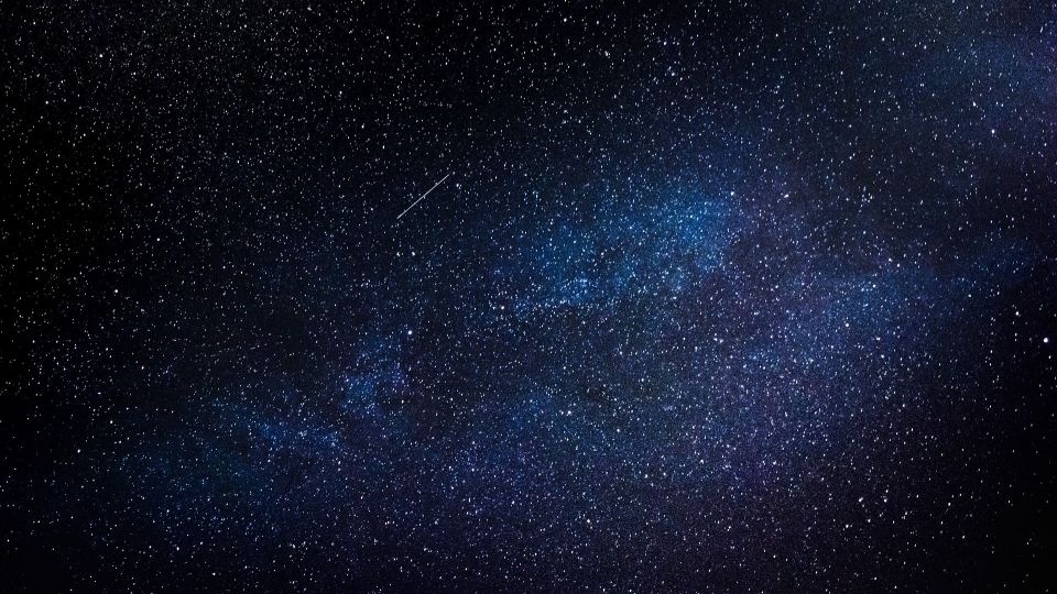 Spadające gwiazdy, czyli deszcz meteorów, to drobiny kosmicznego pyłu, wielkości ziarenek piasku, które spalają się po wejściu atmosferę. Źródło fot. pixabay.com/photo/2016/03/09/15/18/stars-1246590_960_720