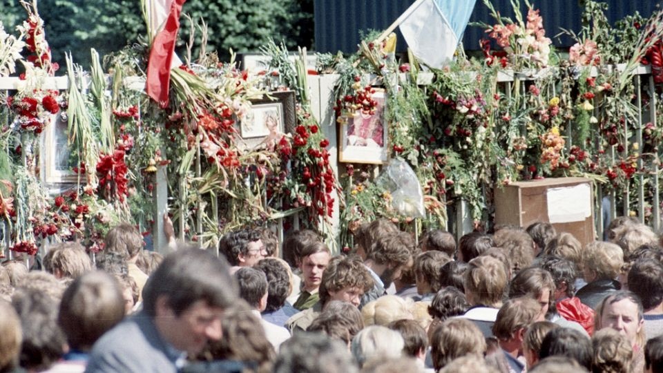 Brama Nr 2 Stoczni podczas strajków sierpniowych 1980. źródło: https://pl.wikipedia.org/wiki/Stocznia_Gda%C5%84ska