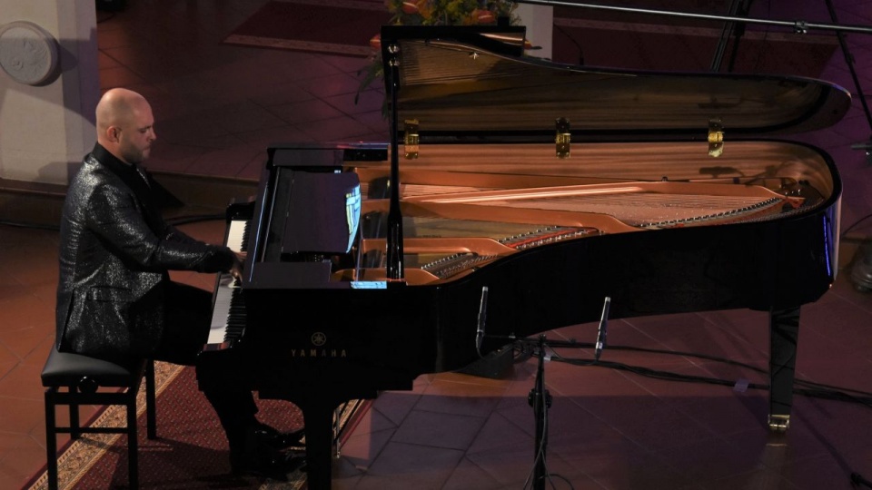 Sławomir Wilk - pianista na XIV Międzynarodowym Festiwalu Sacrum Non Profanum w Trzęsaczu. Fot. Jan Olczak