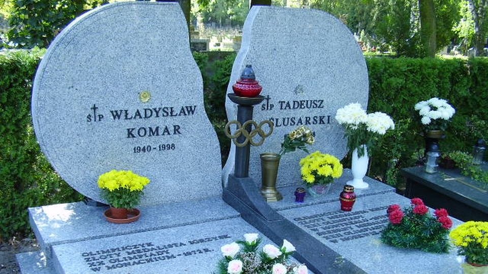 Komar i Ślusarski przyjaźnili się od wielu lat. Zostali pochowani obok siebie, na wojskowych Powązkach w Warszawie. Źródło fot. wikimedia.org/wikipedia/commons/e/e7/Komar_rostek.