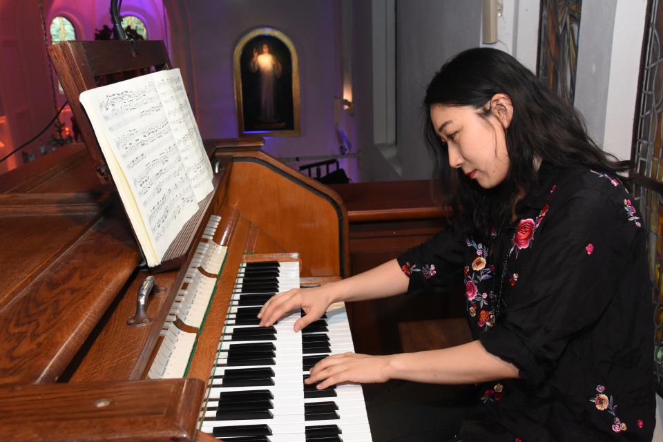 Mari Fukumoto - organistka zagrała w Trzęsaczu na XIV Międzynarodowym Festiwalu Sacrum Non Profanum. Fot. Jan Olczak