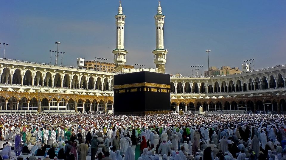 Ponad dwa miliony muzułmanów z całego świata rozpoczęło pielgrzymkę do świątyni Al-Kaba w Mekce w Arabii Saudyjskiej. Fot. pl.wikipedia.org/MrJoker07