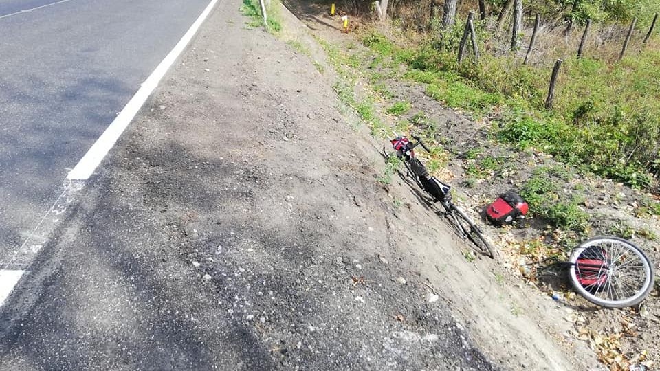 Rower nie nadaje się do dalszej jazdy - musi zostać naprawiony. Do mety ''kibicowskiej wyprawy'' zostało kilkaset kilometrów. Źródło fot. facebook.com/kibicowskawyprawa/photos.